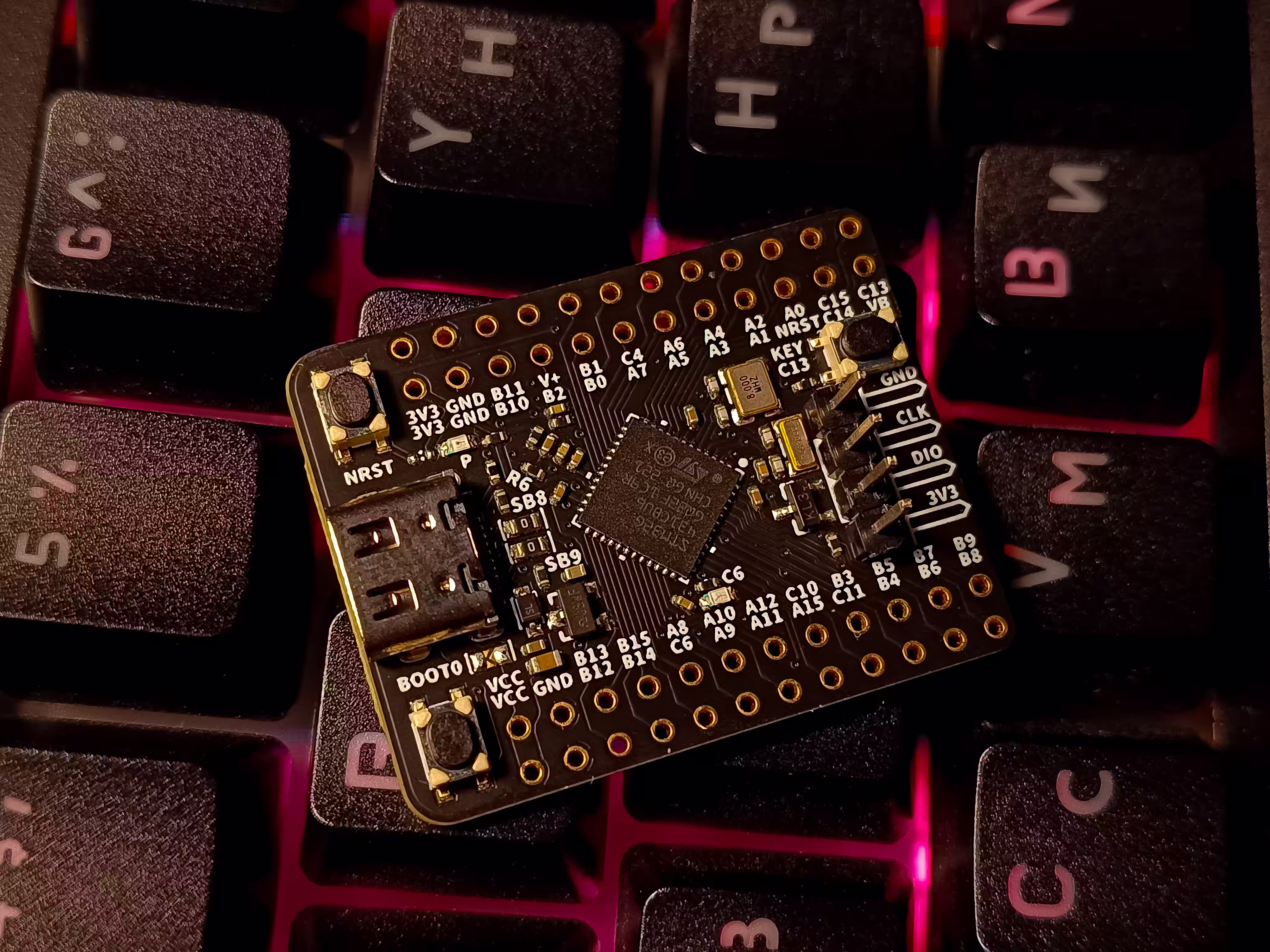 Отладочная плата на базе STM32G431 на фоне клавиатуры.